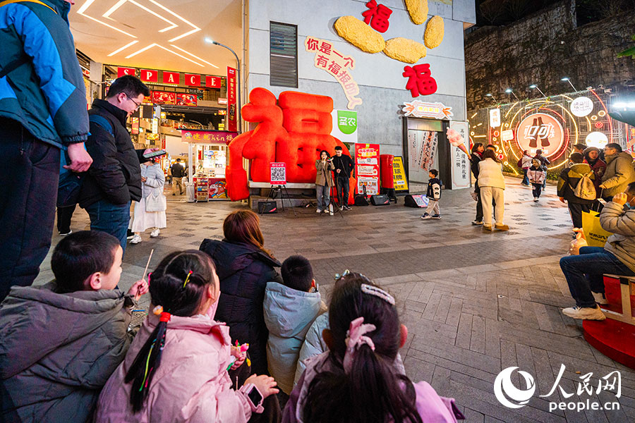駐唱歌手吸引市民駐足欣賞。實(shí)習(xí)生 李雨澤攝