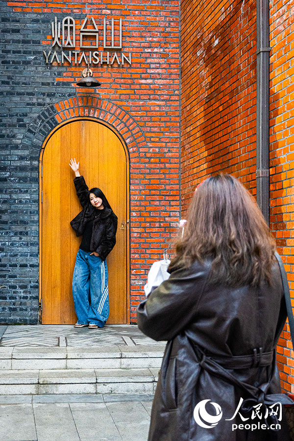 青紅磚交錯的老墻，成為街區(qū)里獨(dú)具韻味的打卡風(fēng)景。實(shí)習(xí)生 李雨澤攝