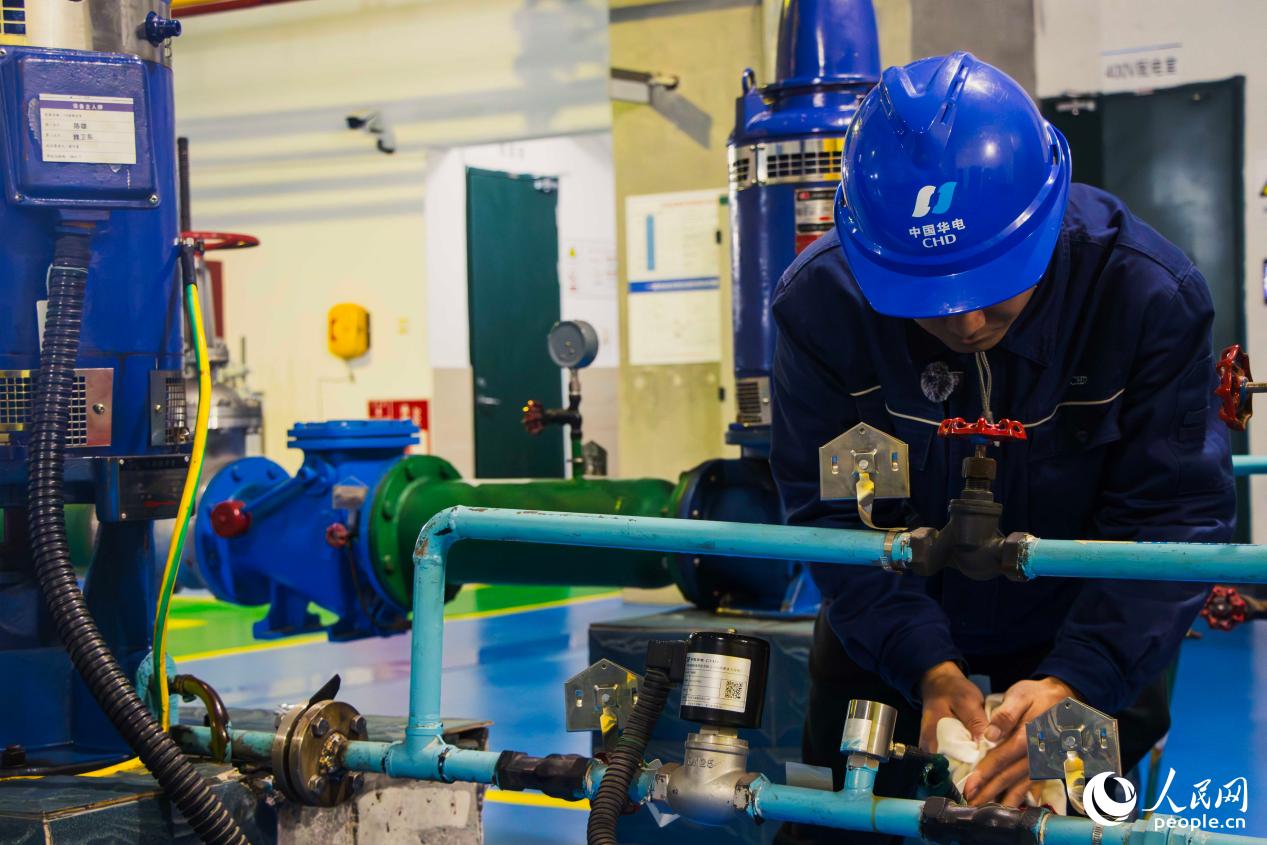 檢維人員日常維護(hù)中。人民網(wǎng) 林銘賢攝