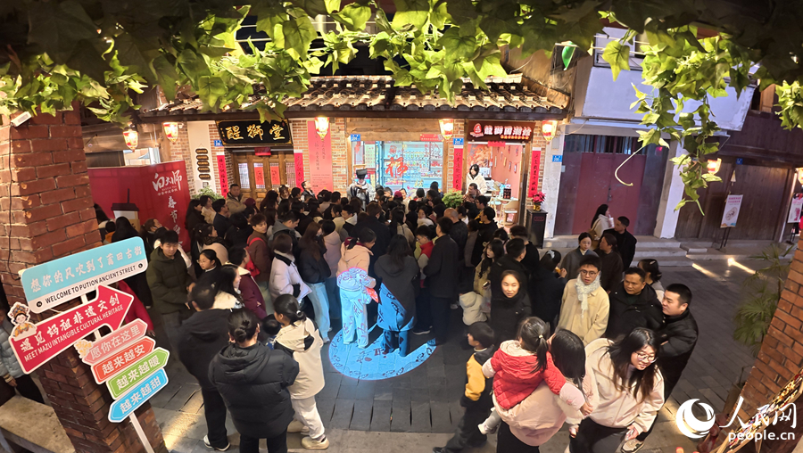 非遺互動表演吸引市民游客圍觀。人民網(wǎng)記者 李昌乾攝