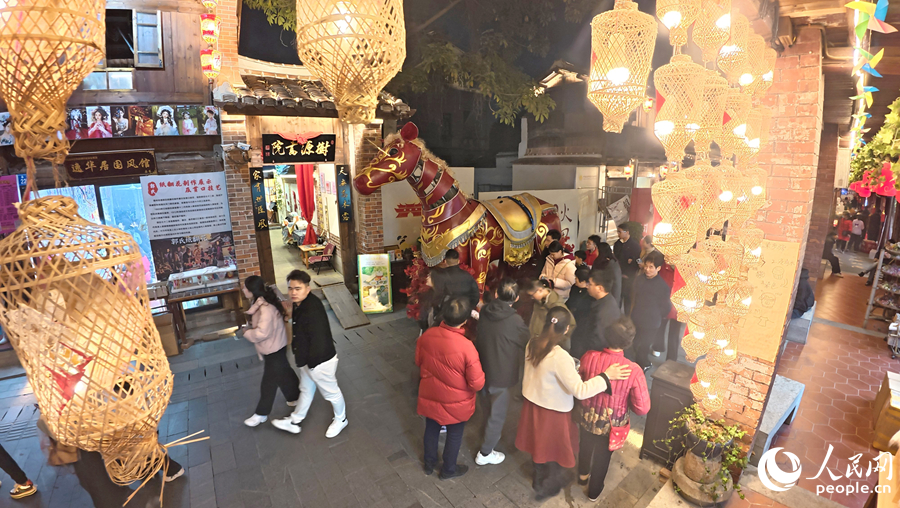 古街上竹燈映襯下的紅色“駿馬”，將馬年新春氛圍感拉滿。人民網(wǎng)記者 李昌乾攝