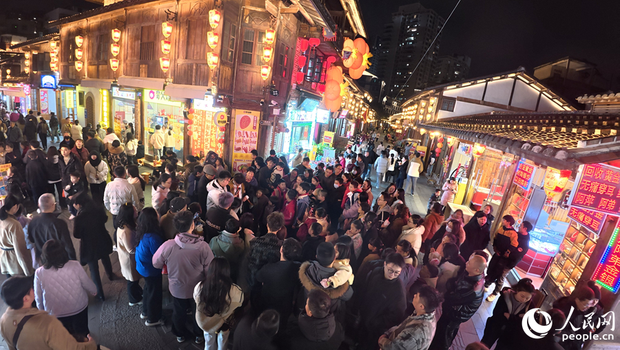游人如潮，沉浸式打卡莆陽年味。人民網(wǎng)記者 李昌乾攝