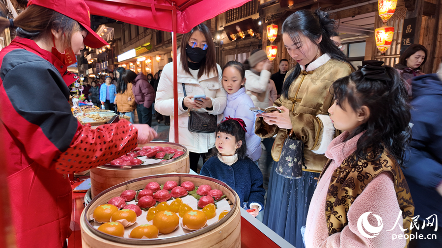 游客在購買品嘗莆田當(dāng)?shù)匦〕浴Ｈ嗣窬W(wǎng) 楊灝昱攝