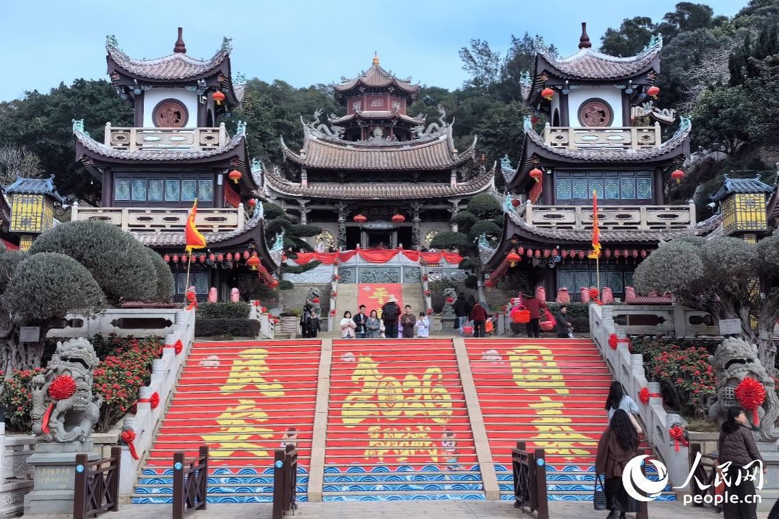 春節(jié)前夕的湄洲島，張燈結(jié)彩。人民網(wǎng)記者 林曉麗攝