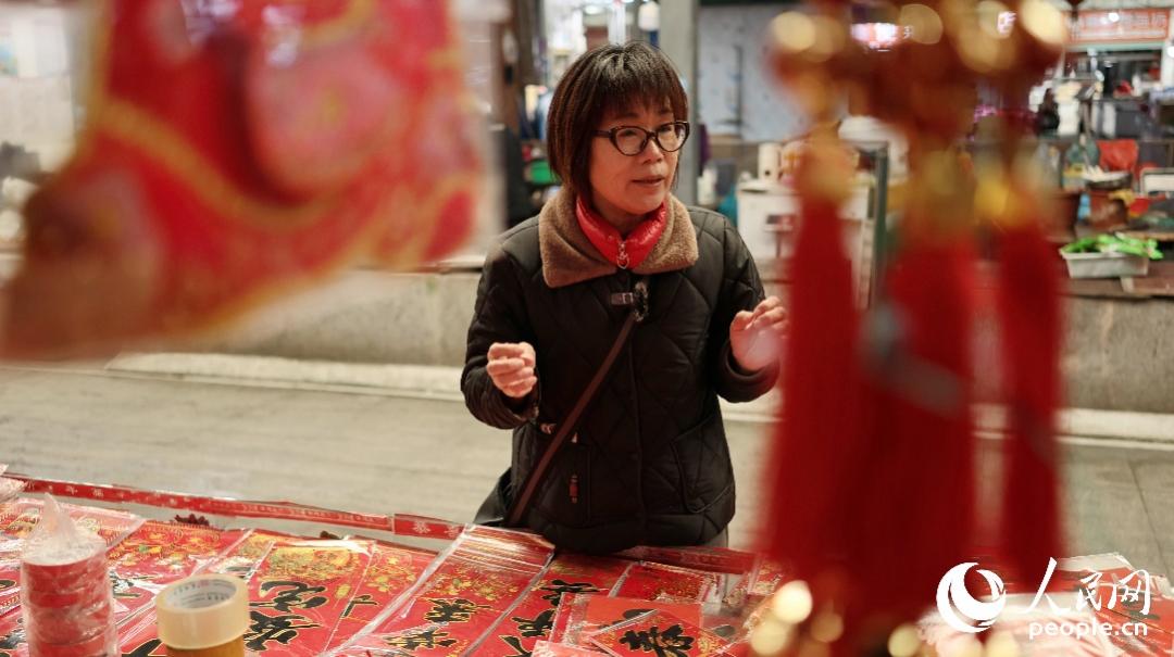 王淑華在選購(gòu)年貨。王淑華。人民網(wǎng)記者 李昌乾攝