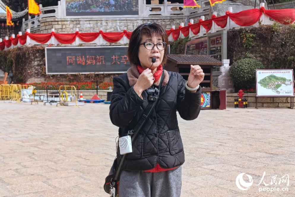 王淑華是湄洲媽祖祖廟唯一的臺(tái)灣講解員。人民網(wǎng)記者 林曉麗攝