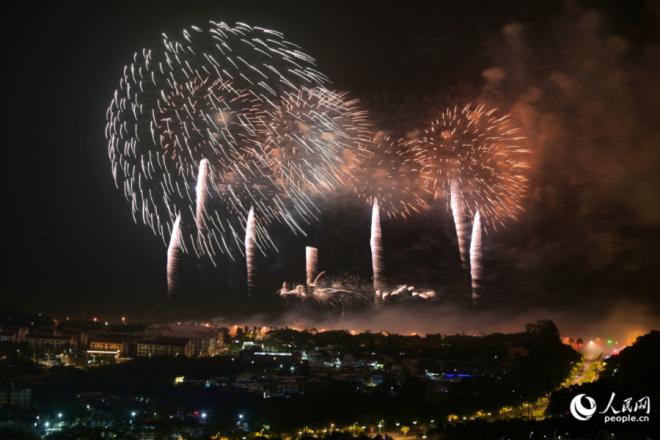 璀璨焰火照亮夜空。人民網(wǎng)記者 陳博攝