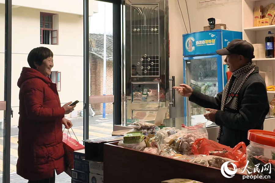 老高的小賣部最近很熱鬧。人民網(wǎng) 林銘賢攝