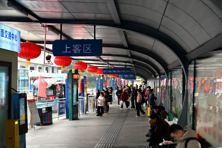 旅客正在福州火車站北廣場公交車站等待上車。劉越攝