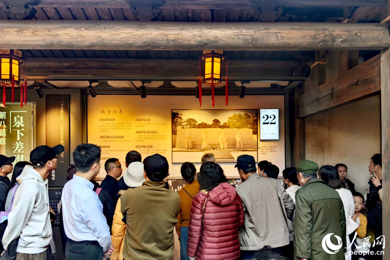 游客在吳石故居參觀。人民網(wǎng)記者 葉青卿攝