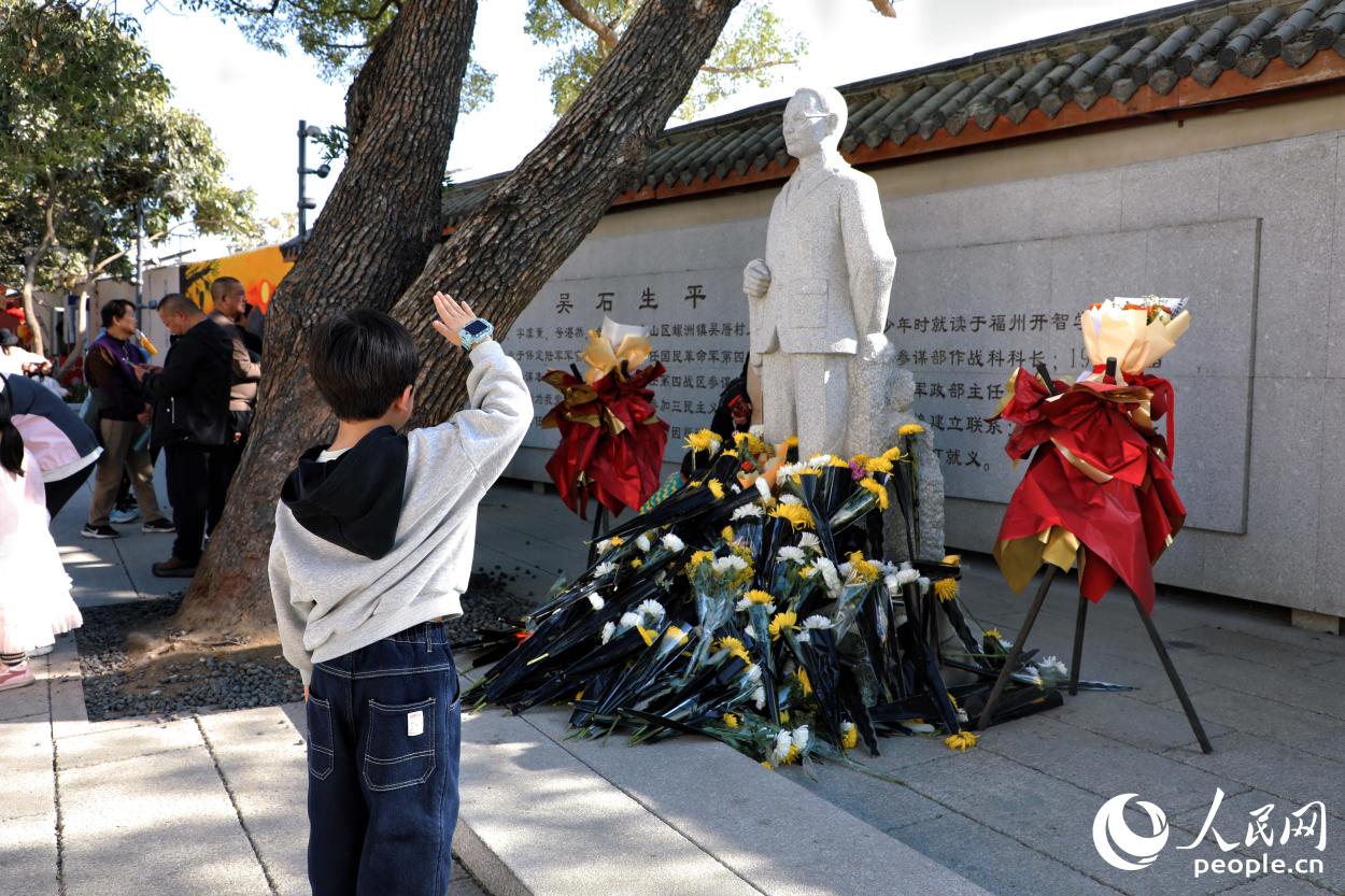 小朋友向吳石將軍塑像敬禮。人民網(wǎng)記者 李唯一攝