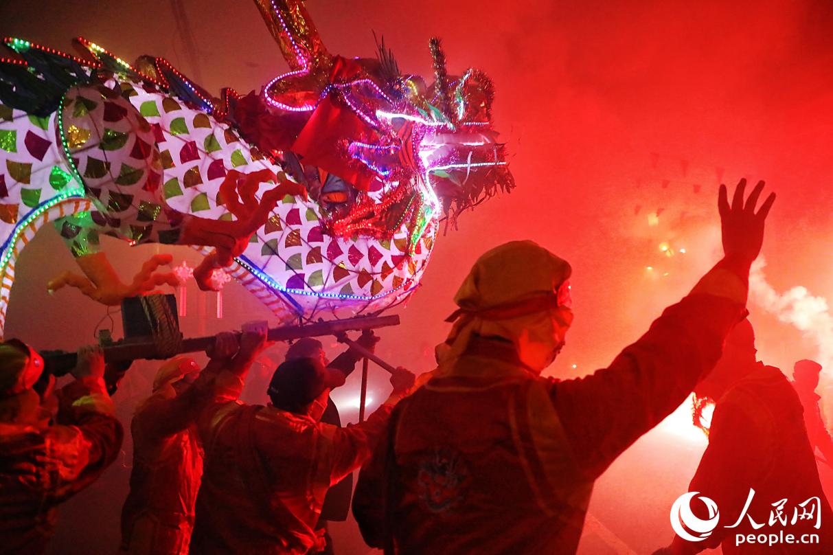 福清“板凳龍”表演現(xiàn)場。人民網(wǎng)記者 李唯一攝