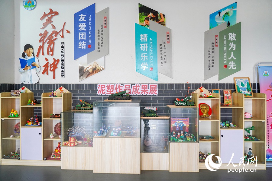 崇尚“忠孝文化”，孩子們用彩泥塑就多彩童心。人民網(wǎng)記者 蘭志飛攝