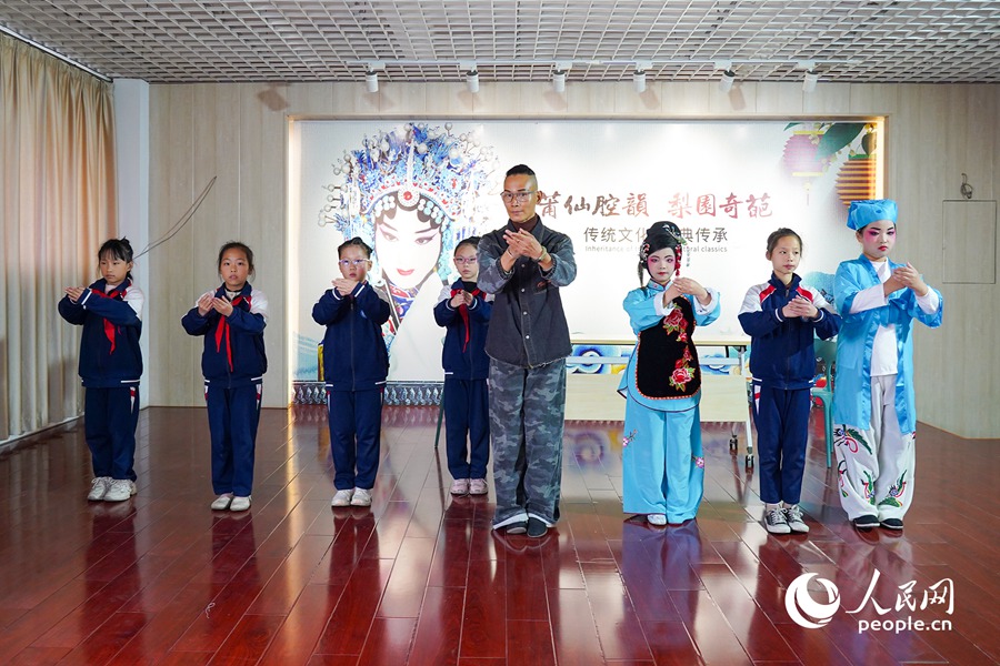 老師正在傳授莆仙戲表演技藝。莆仙戲俗稱(chēng)“興化戲”，至今有一千多年的歷史。人民網(wǎng)記者 蘭志飛攝