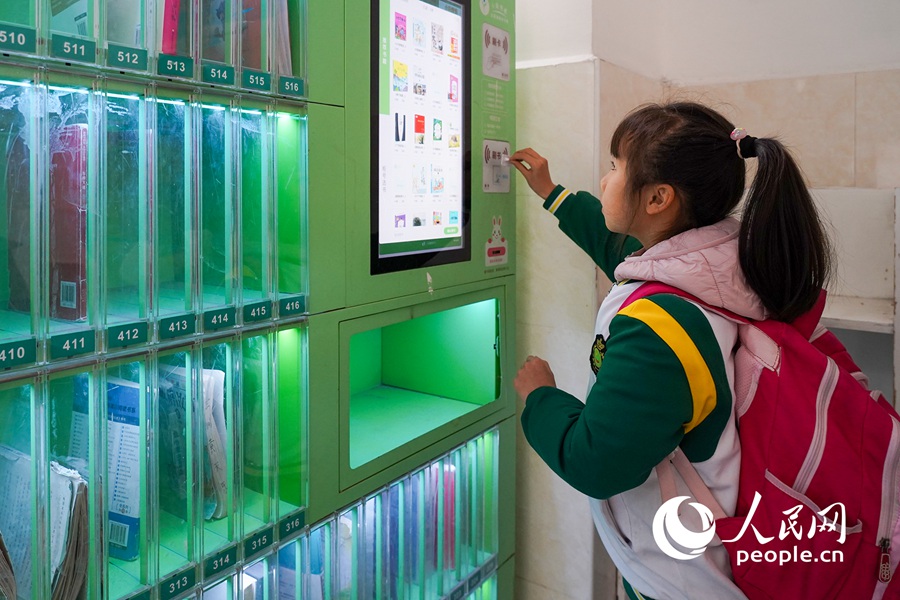 莆田市荔城區(qū)第一實(shí)驗(yàn)小學(xué)在各棟教學(xué)樓道建設(shè)智慧圖書(shū)柜。人民網(wǎng)記者 蘭志飛攝