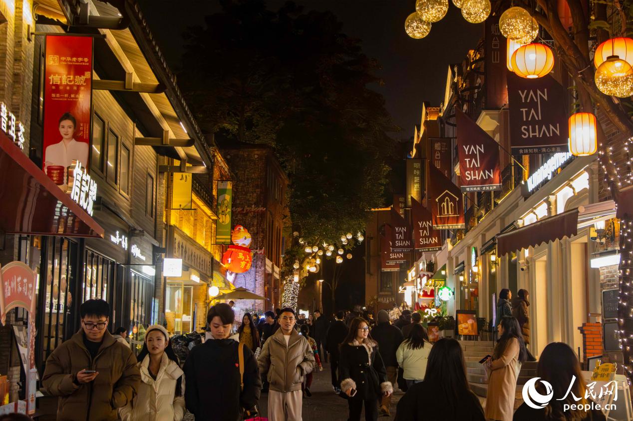 春節(jié)期間，煙臺(tái)山漫步商業(yè)街區(qū)游人如織。人民網(wǎng) 林銘賢攝