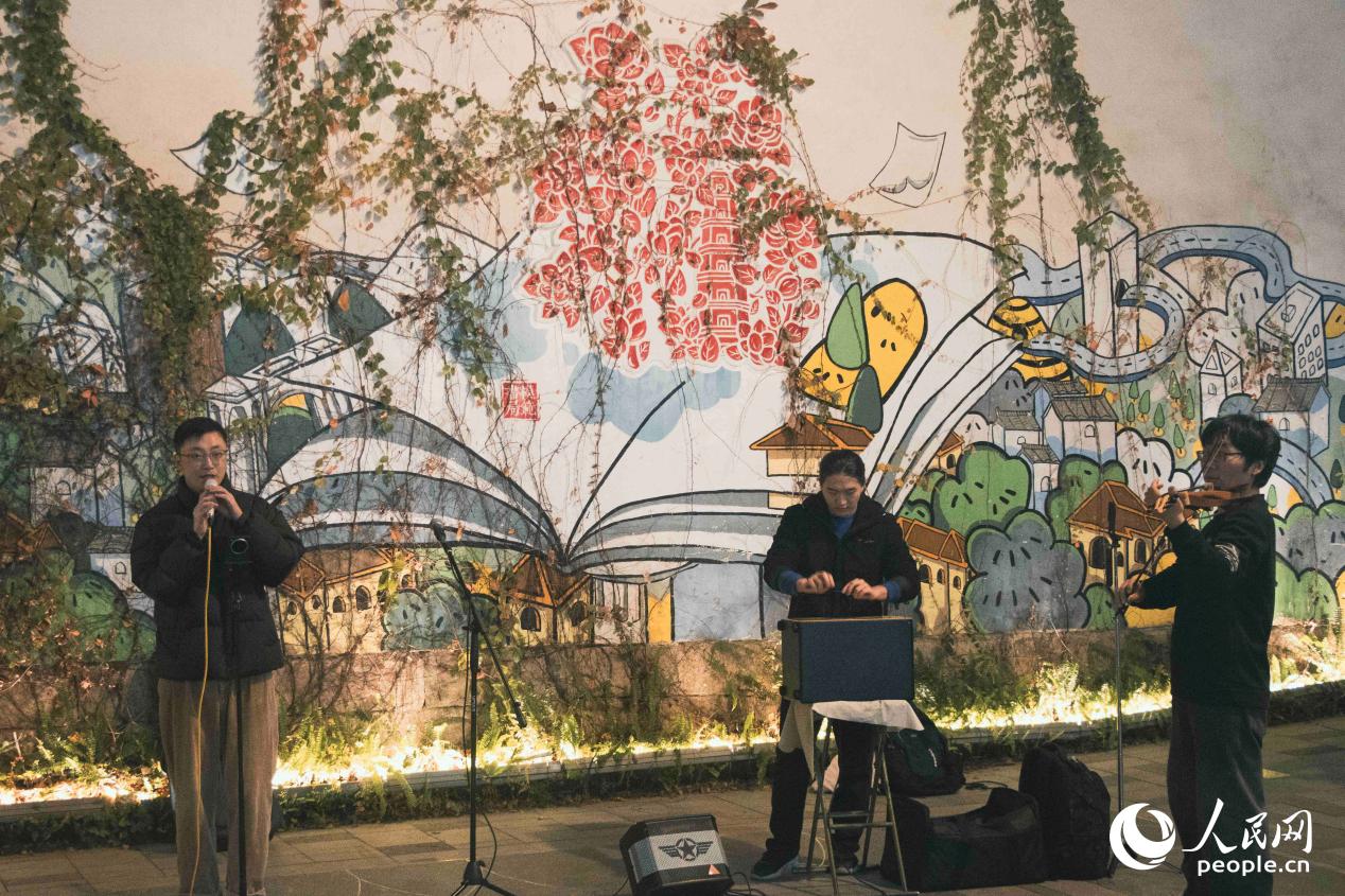 在煙臺(tái)山漫步商業(yè)街區(qū)，有樂(lè)隊(duì)在演出。人民網(wǎng) 林銘賢攝