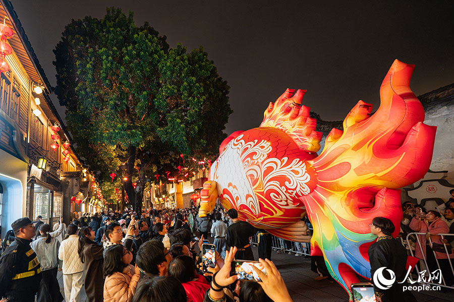 一條小“福魚(yú)”一路“浮游”，引得市民游客爭(zhēng)相拍照。實(shí)習(xí)生 李雨澤攝