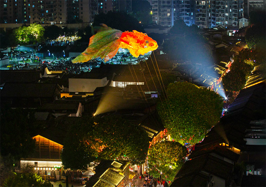 巨型“福魚(yú)”在福建福州三坊七巷南后街上空“暢游”。高小青攝