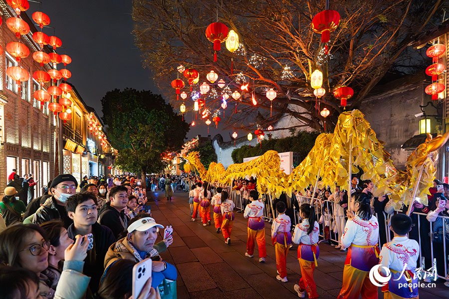 浩浩蕩蕩的巡游隊(duì)伍。實(shí)習(xí)生 李雨澤攝