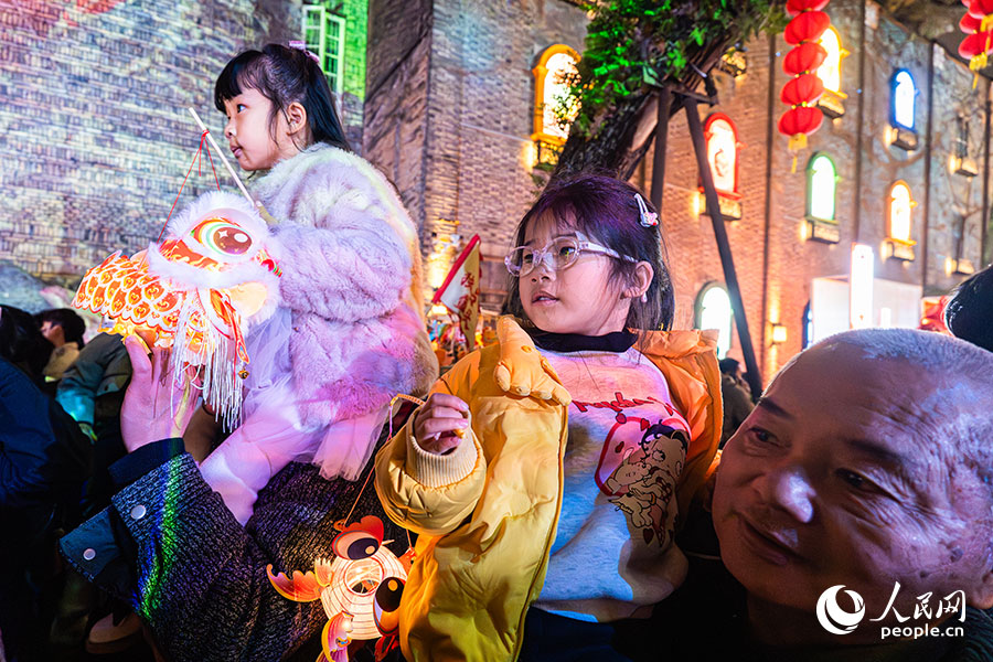 小朋友們熱情高漲。實(shí)習(xí)生 李雨澤攝