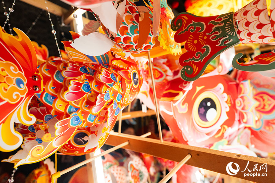 各類(lèi)花燈琳瑯滿(mǎn)目，色彩斑斕。實(shí)習(xí)生 李雨澤攝