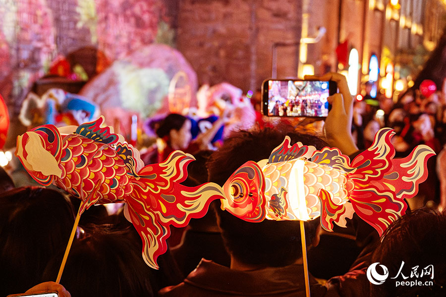 璀璨燈火間，人潮涌動(dòng)。實(shí)習(xí)生 李雨澤攝