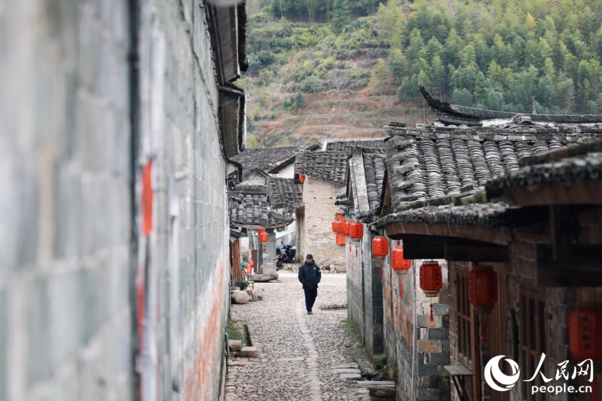 千米古街蜿蜒貫穿村舍。人民網(wǎng)記者 李唯一攝