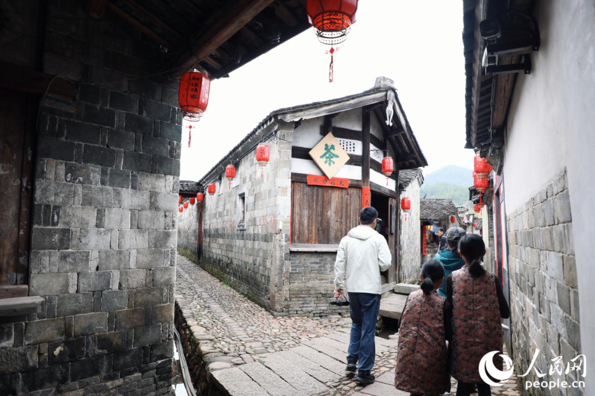 村子里的“最美轉(zhuǎn)角”。人民網(wǎng)記者 李唯一攝