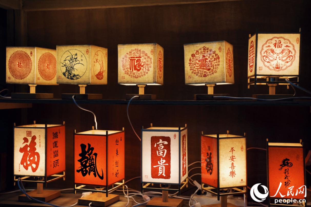 培田村非遺體驗店內(nèi)一角。人民網(wǎng)記者 李唯一攝