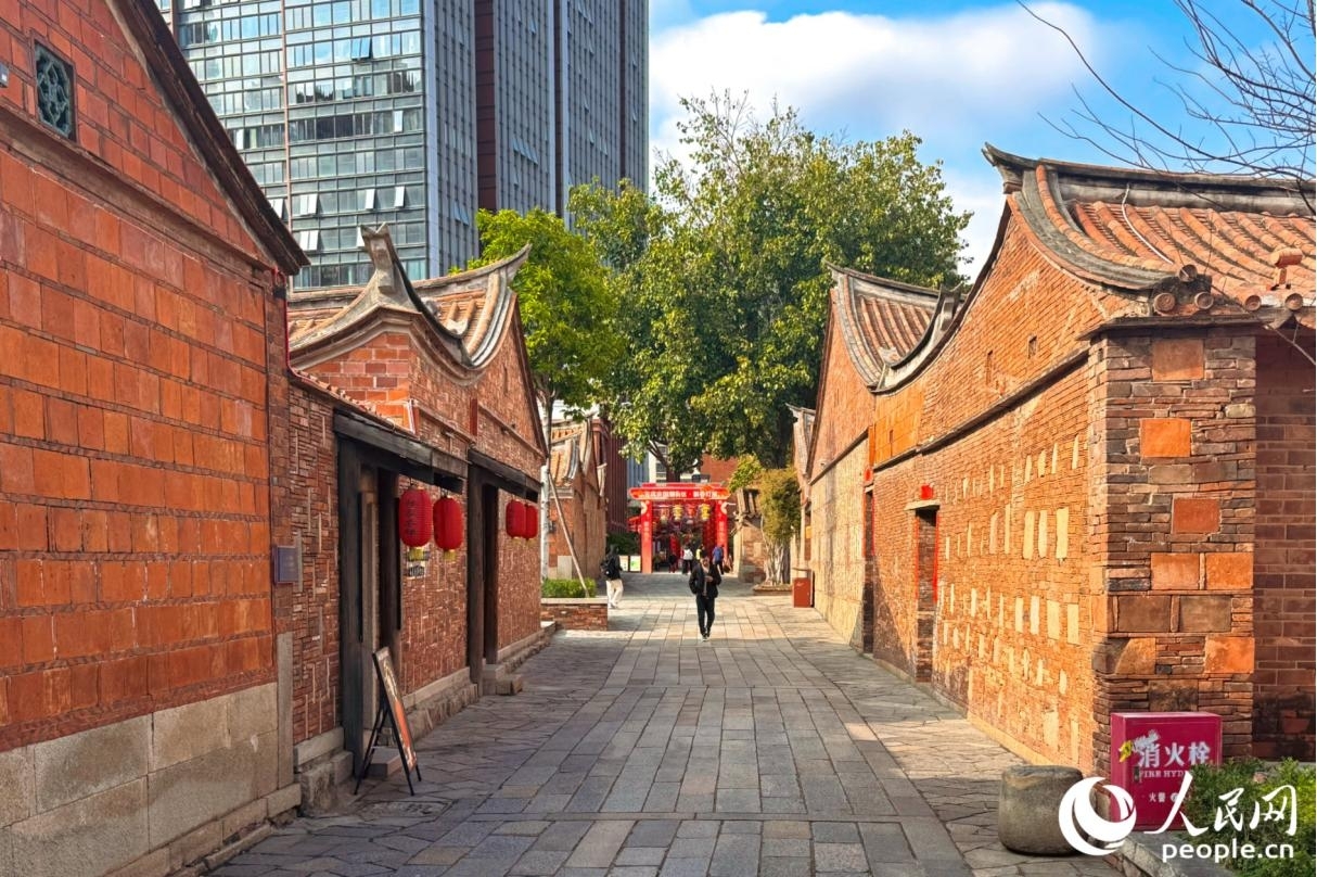 明媚的陽(yáng)光下，紅磚古厝與藍(lán)天白云相映成趣。人民網(wǎng)記者 李唯一攝