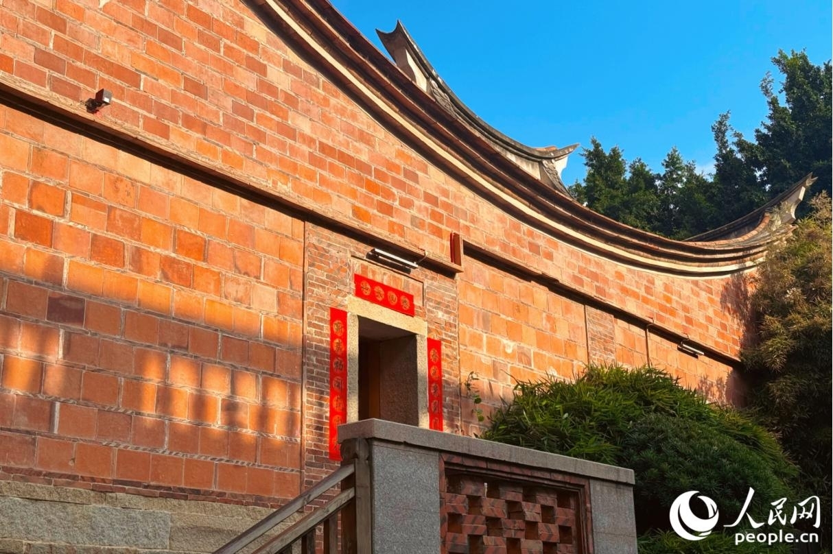 “出磚入石”是閩南建筑一種獨(dú)特的砌墻方式，即由形狀各異的石材、紅磚和瓦礫交錯(cuò)堆疊以構(gòu)筑墻體，不但堅(jiān)固防盜、冬暖夏涼，而且古樸美觀。人民網(wǎng)記者 李唯一攝