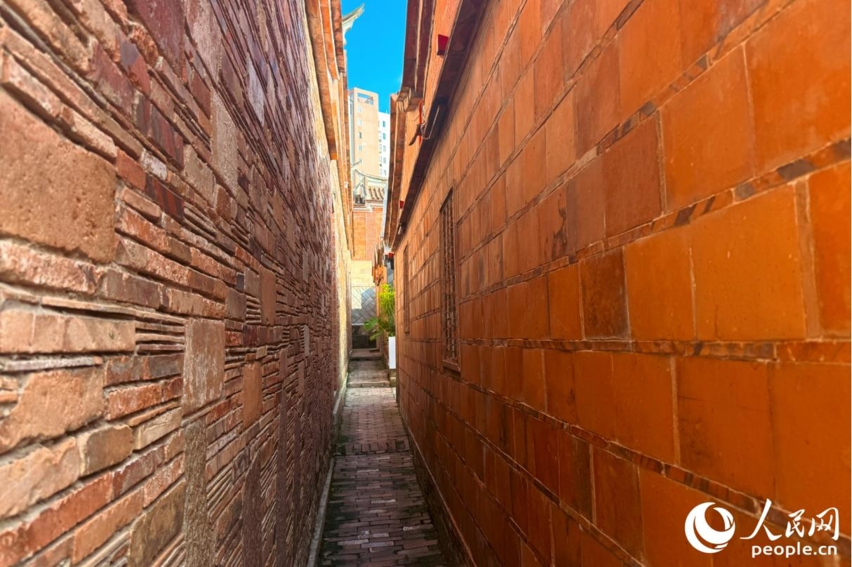 形狀各異的石材與規(guī)整統(tǒng)一的紅磚交壘疊砌，呈現(xiàn)出紅磚古厝獨(dú)特的肌理美感。人民網(wǎng)記者 李唯一攝