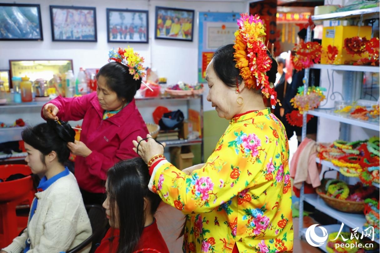 在福建省泉州市蟳埔村，當?shù)卮迕裾跒橛慰汪⒒?。人民網(wǎng)記者 李唯一攝