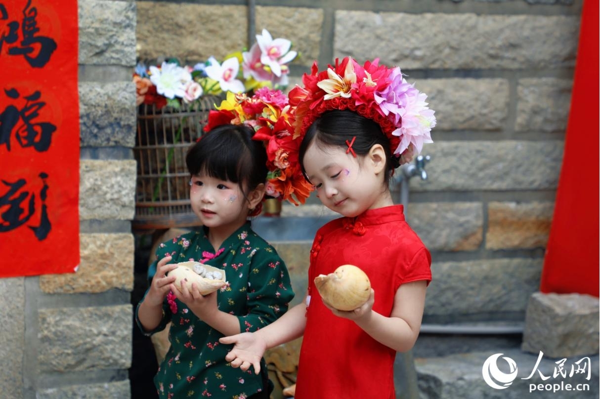 小朋友體驗簪花。人民網(wǎng)記者 李唯一攝