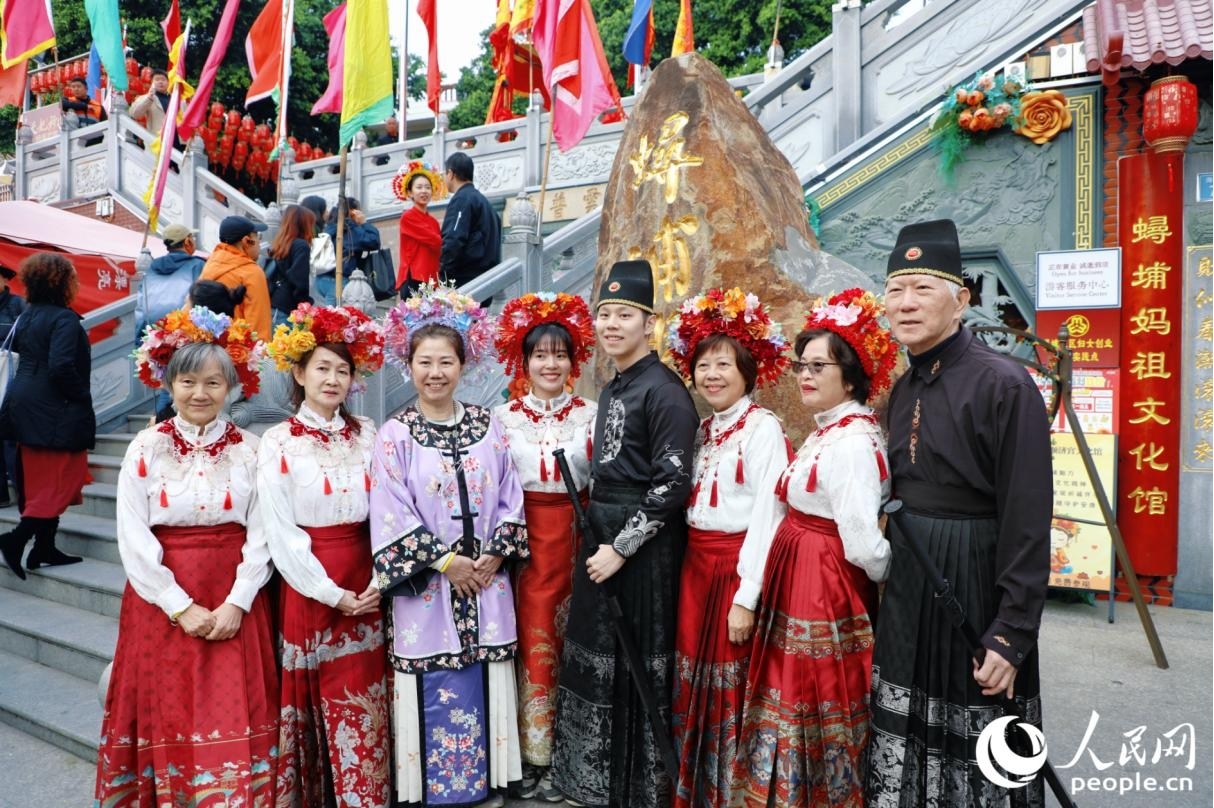 頭戴簪花的游客在蟳埔村合影。人民網(wǎng)記者 李唯一攝