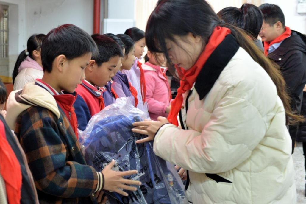 金葉公司組織團(tuán)青開(kāi)展“用愛(ài)心，暖童心”志愿服務(wù)活動(dòng)