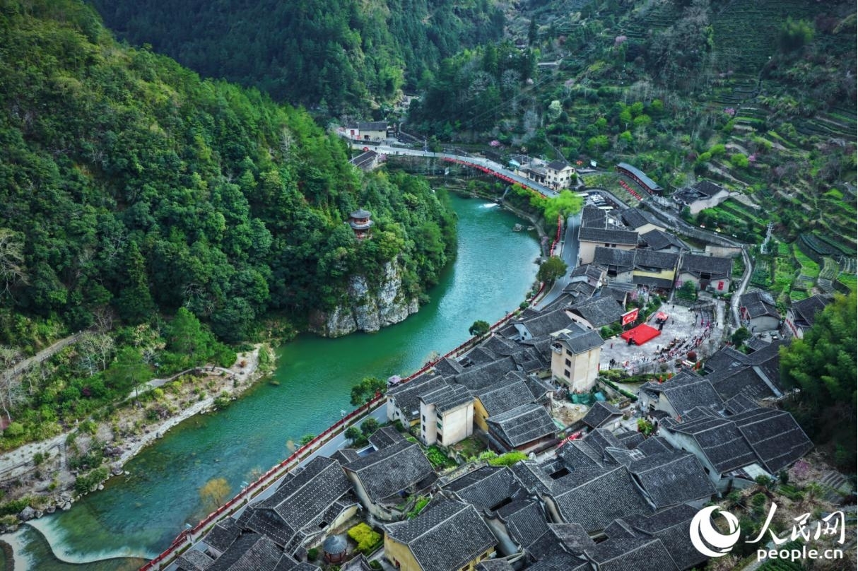 依山傍水的下黨鄉(xiāng)。人民網(wǎng)記者 李唯一攝