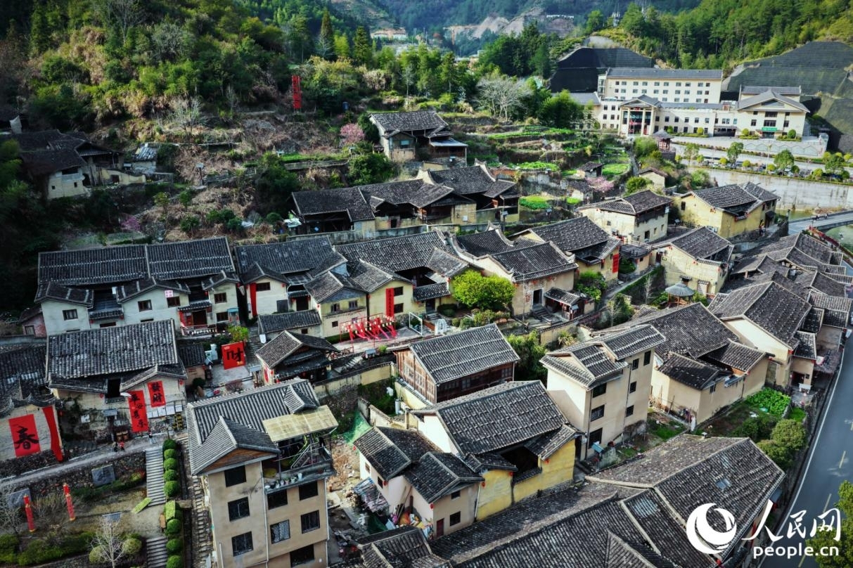 下黨古民居，萌生新業(yè)態(tài)，包括民宿、畫苑、咖啡店、剪紙體驗鋪、烏金陶非遺館等。人民網(wǎng)記者 李唯一攝