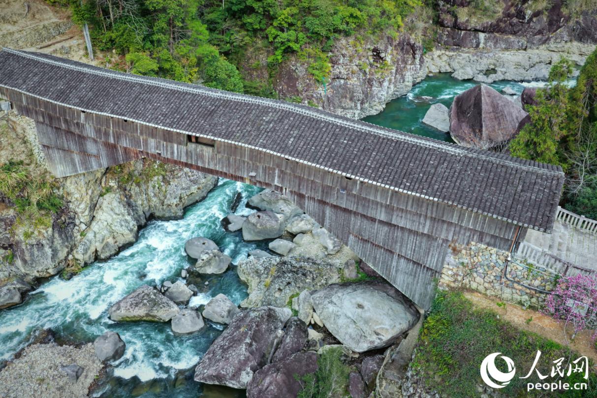 鸞峰橋下，碧波蕩漾。人民網(wǎng)記者 李唯一攝