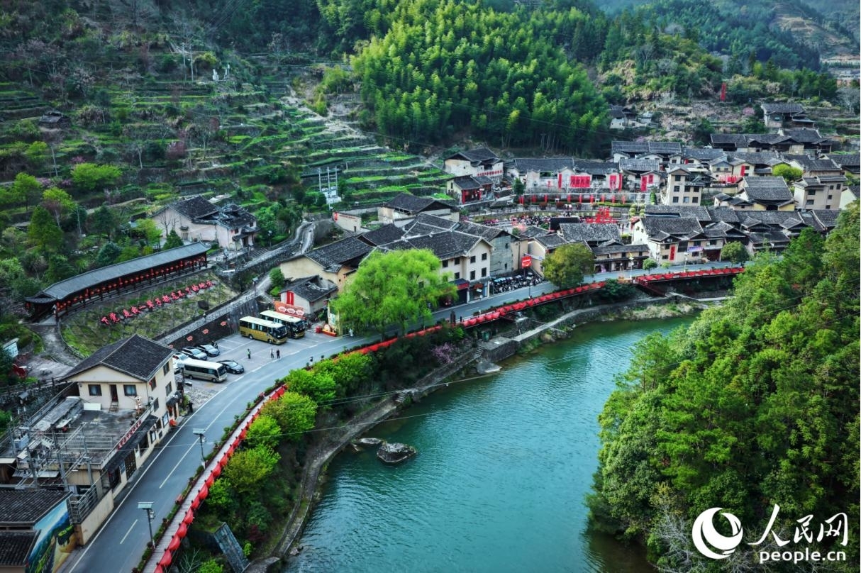 如今，下黨不僅通了公路，還已建成“綠色智慧能源小鎮(zhèn)”，游客開著新能源汽車能輕松抵達(dá)，還能通過光儲充一體站充電，進(jìn)出下黨再也無需“翻山越嶺”。人民網(wǎng)記者 李唯一攝