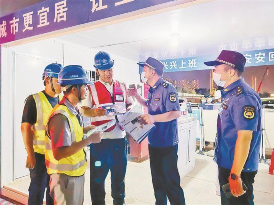 執(zhí)法人員前往工地，宣傳《中華人民共和國(guó)噪聲污染防治法》。廈門市執(zhí)法局供圖
