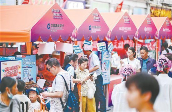 廈門建行走進中山路等商圈，依托數(shù)字金融產(chǎn)品，開展促消費活動，助力商圈經(jīng)濟發(fā)展。記者 林銘鴻攝