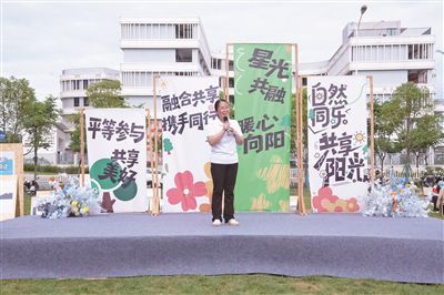 全國殘疾人工作先進集體寧德市藍絲帶助殘幫扶中心負(fù)責(zé)人在陽光助殘嘉年華現(xiàn)場宣講第七次全國自強模范暨助殘先進表彰大會精神