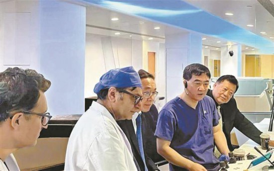 葛均波（右二）在廈心醫(yī)院介入導管室參與手術。廈心醫(yī)院供圖