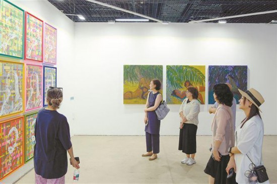 第二屆“橋連兩岸·藝術(shù)共融”（廈門）藝術(shù)展呈現(xiàn)視覺與藝術(shù)雙重盛宴。圖為市民觀展。朱毅力攝
