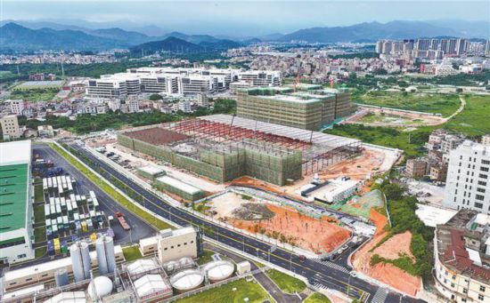 廈門寶鋼制罐新建智能化兩片罐生產(chǎn)基地項目正在加速建設(shè)，將成為同安啤酒產(chǎn)業(yè)鏈的重要一環(huán)。夏海濱攝
