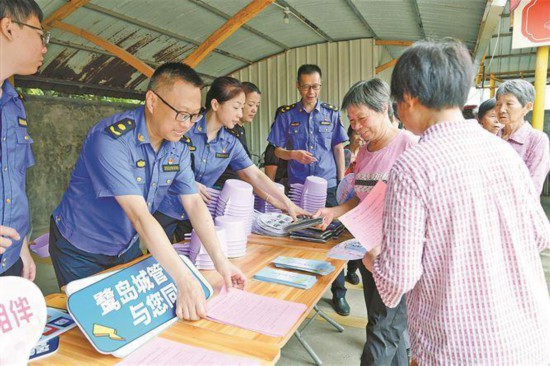 廈門(mén)市執(zhí)法局開(kāi)展“踐行四下基層，弘揚(yáng)雷鋒精神”主題黨日活動(dòng)。