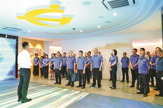廈門(mén)市執(zhí)法局組織黨員干部參觀廈門(mén)市委黨校“學(xué)習(xí)之路”主題課堂。