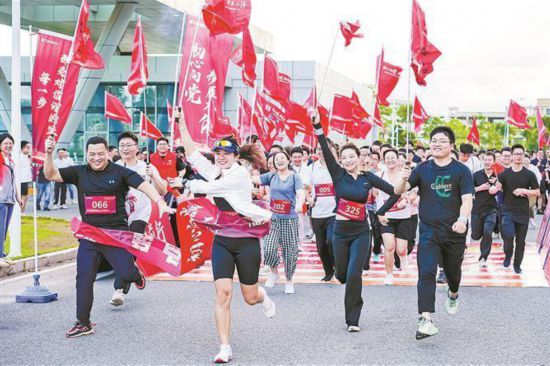 天馬顯示科技黨委堅(jiān)持“黨建帶團(tuán)建、黨建帶工建”。圖為天馬顯示科技為慶?！捌咭弧迸e辦“環(huán)廠跑”活動(dòng)。企業(yè)供圖